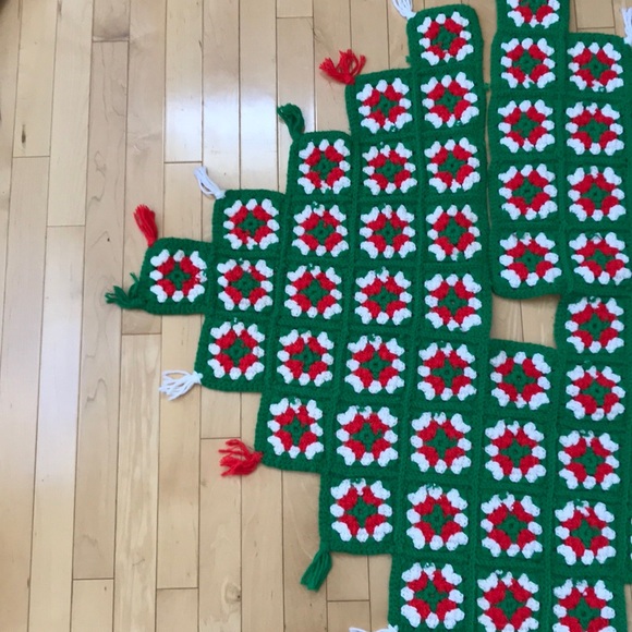 Vintage hand crocheted granny, square, Christmas tree skirt. - Picture 5 of 6